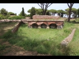 07873 ostia - regio iv - insula i - campo della magna mater - tempio della magna mater (iv,i,1) - westseite - nischen - 06-2024.jpg